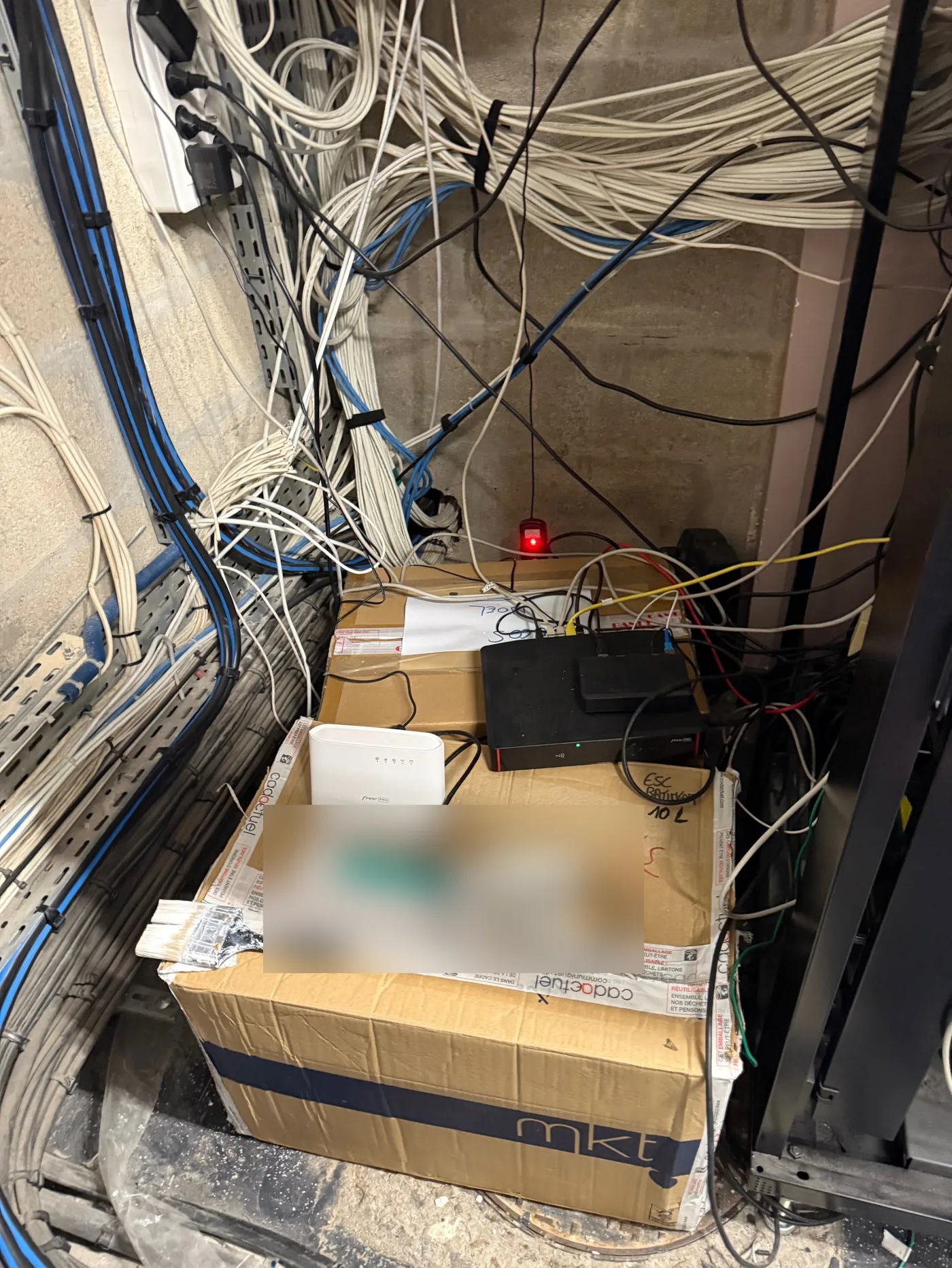 Box et boîtier 4G posés sur un carton