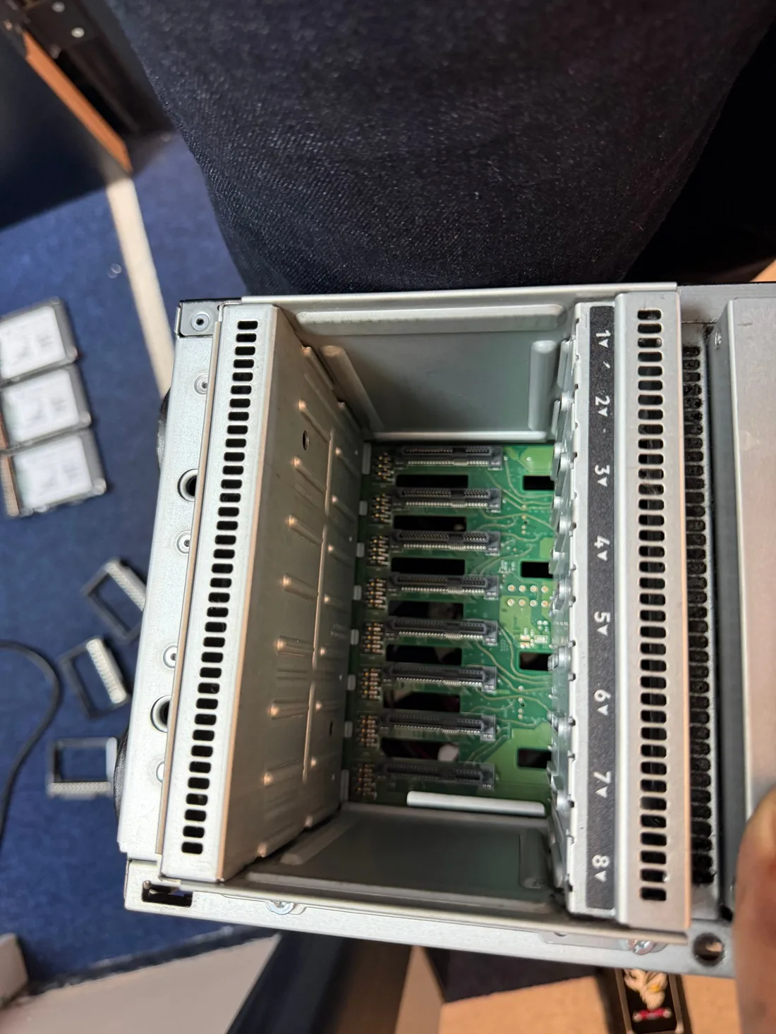 Cage à disques et fond de panier nettoyés